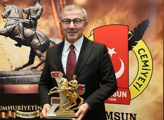 2022 yılının En Başarılı İlçe Belediye Başkanı Deniz Köken seçildi!