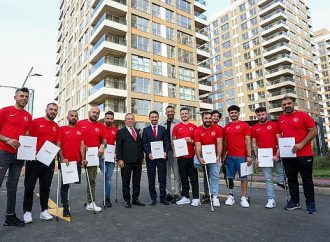 Ali Ağaoğlu sözünü tuttu! 14 futbolcuya milyonluk daireleri hediye etti!