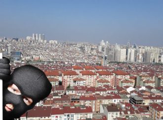 Esenyurt'ta kendilerini emlakçı gibi tanıttılar, 3 kişiyi dolandırdılar!