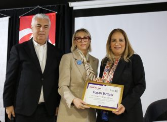 Emel Elik Bezaroğlu’na Başarı Ödülü