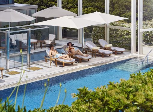 Raffles İstanbul’un Açık Havuzu Lounge6 Şehre Yazı Getiriyor