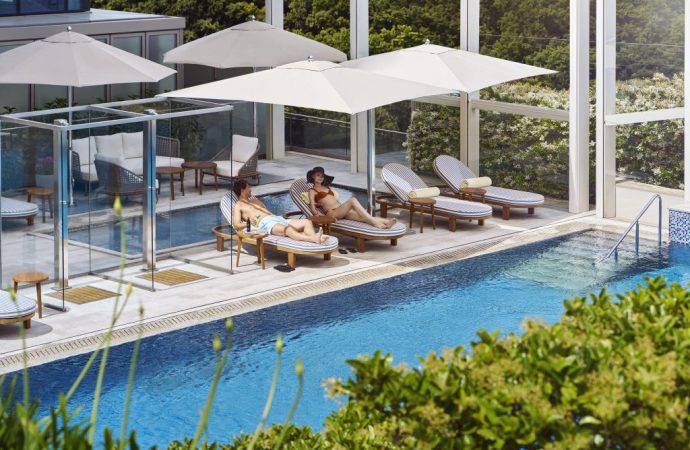 Raffles İstanbul’un Açık Havuzu Lounge6 Şehre Yazı Getiriyor
